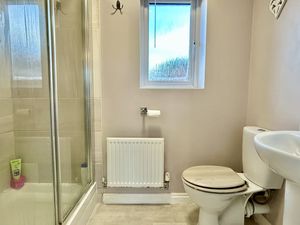 Master En-suite- click for photo gallery